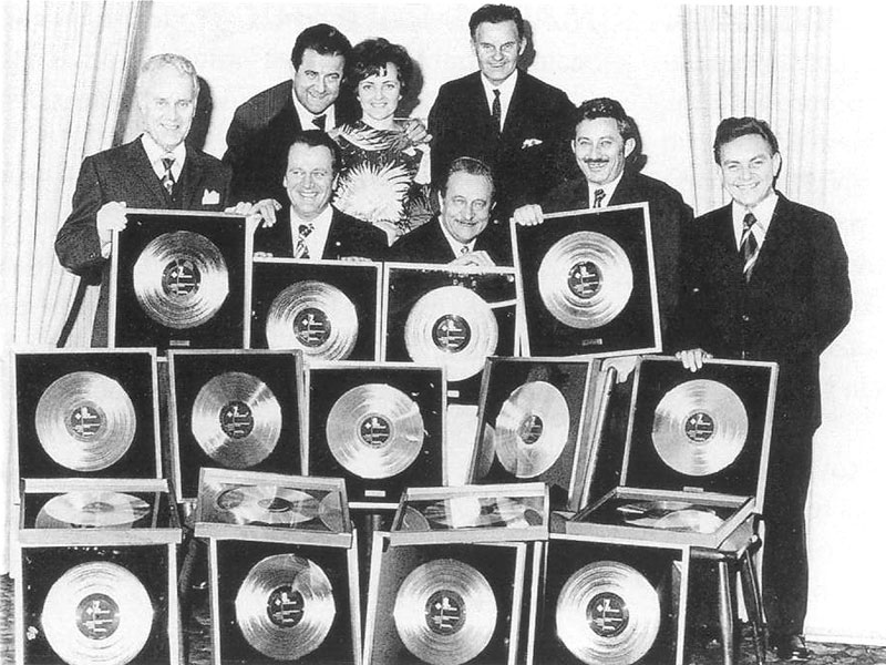 Slavko Avsenik und seine Original Oberkrainer mit verschiedensten Preisen für die meistverkauften Musikplatten aller Zeiten