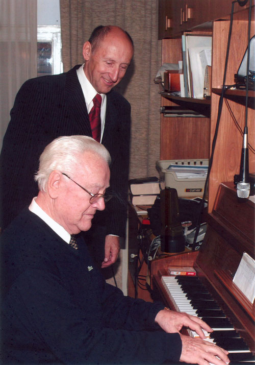 Slavko Avsenik am Klavier, begleitet von Ivan Sivec